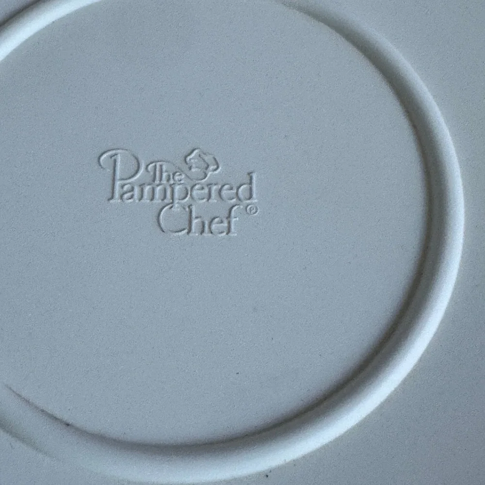 The Pampered Chef Trifle Bowl Clear Glass with Pedestal Base and Lid 9039 USA